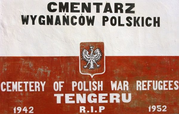 Tablica na murze polskiego cmentarza w Tengeru. (zdjęcie opublikowane na licencji CC BY-SA 4.0, autor Cezary Tulin).
