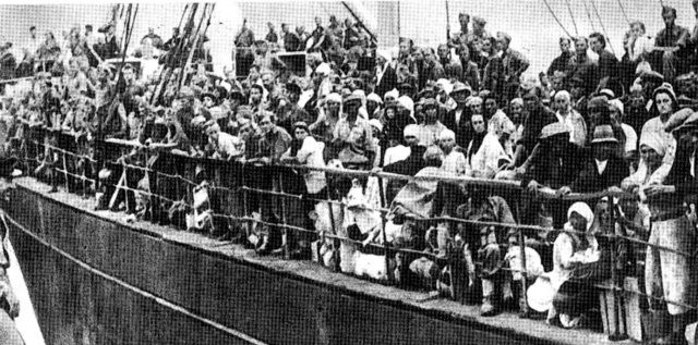 Statek transportujący polskich uchodźców, którzy opuścili ZSRR. 1942 rok. (zdj. domena publ.)