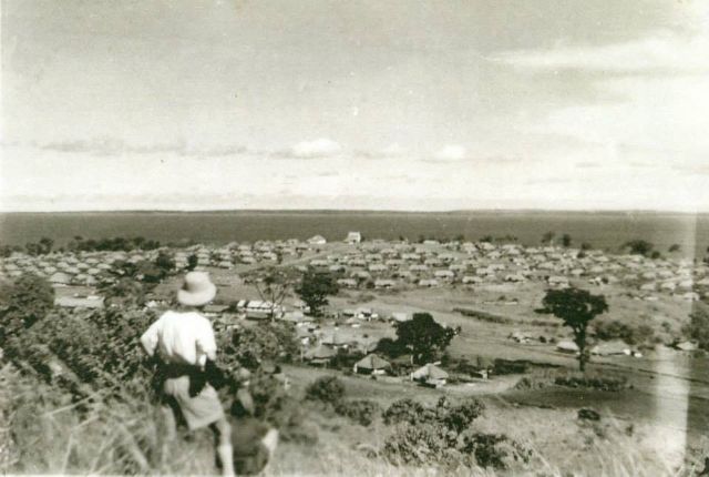 Widok na polskie osiedle Koja w Ugandzie, 1945 r. Zdjęcie pochodzi ze zbiorów Centrum Dokumentacji Zsyłek, Wypędzeń i Przesiedleń.
