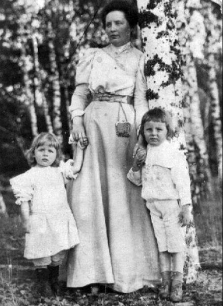 Maria Kiersnowska (a wówczas już Wojciechowska) z dziećmi na fotografii z 1908 roku.