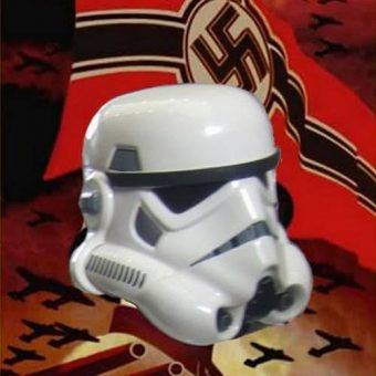 Czyżby tak zachęcano szturmowców do rekrutowania się? (nazistowski plakat propagandowy i zdjęcie szturmowca z Tokyo Game Show 2007, fot. Shin, lic, CC BY 2.0, wikimedia commons). Czyżby tak zachęcano szturmowców do rekrutowania się? (nazistowski plakat propagandowy i zdjęcie szturmowca z Tokyo Game Show 2007, fot. Shin, lic, CC BY 2.0, wikimedia commons).