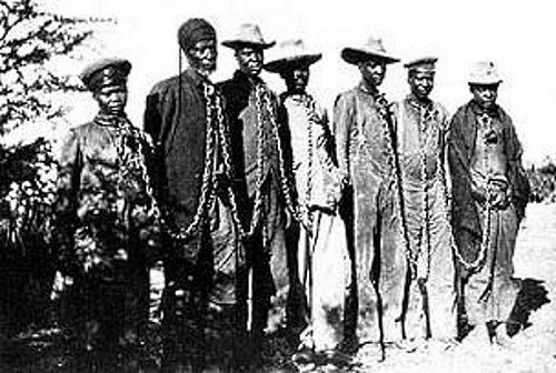 Członkowie plemienia Herero skuci łańcuchami (zdj. domena publiczna).