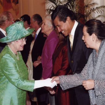 Meksykański ambasador Juan Gómez Camacho wita się z królową Elżbietą II szerokim uśmiechem (fot. Jjgomezcamacho lic. CC BY-SA 3.0). Meksykański ambasador Juan Gómez Camacho wita się z królową Elżbietą II szerokim uśmiechem (fot. Jjgomezcamacho lic. CC BY-SA 3.0).