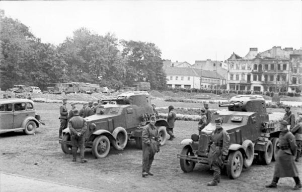 Sowieccy i niemieccy żołnierze oglądają samochody BA-10. M.in. z takimi pojazdami przyszło walczyć polskim kawalerzystom pod Kodziowcami (fot. Bundesarchiv, Bild 101I-013-0068-18A / Höllenthal / CC-BY-SA 3.0).