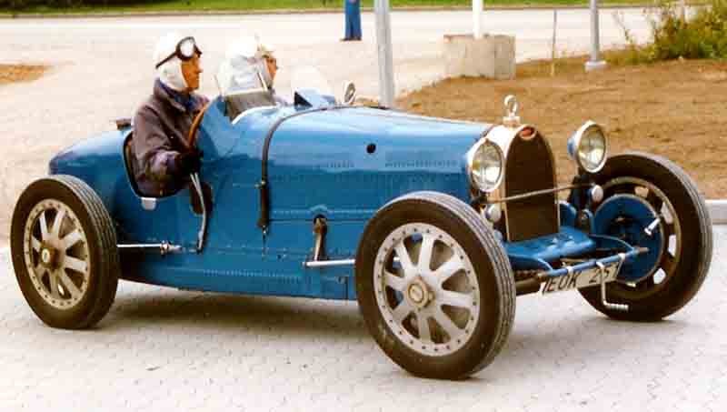 Samochód z epoki, czyli Bugatti Type 35C. Miejmy nadzieję, że kierowca nie był pod wpływem... (autor: Lars-Göran Lindgren Sweden, lic. CC BY-SA 3.0).