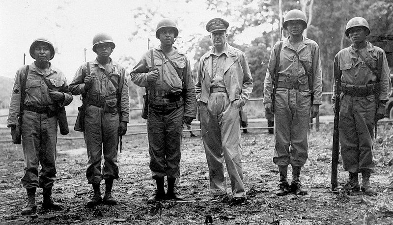 Generał Douglas MacArthur z żołnierzami indiańskiego pochodzenia. Dwóch z prawej należało do plemienia Nawaho (źródło: domena publiczna).