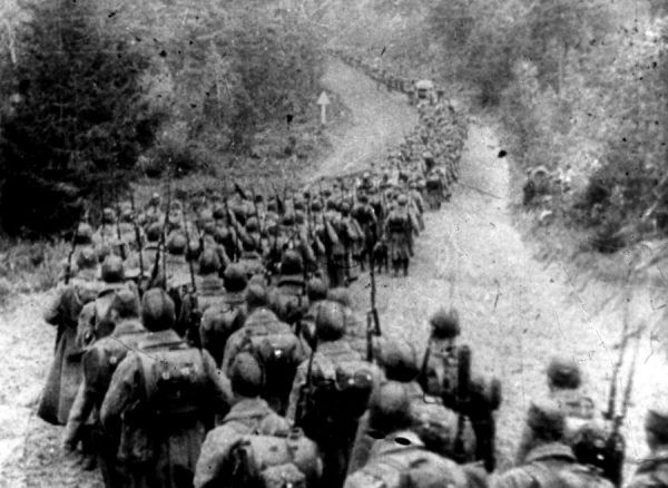 Żołnierze Sowieccy wkraczający do Polski 17 września 1939 roku (fot. domena publiczna).