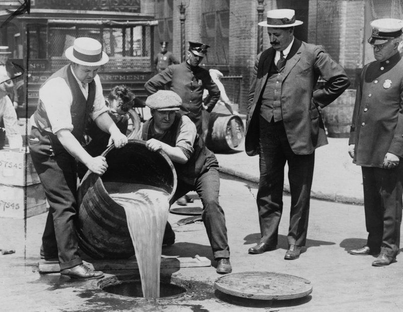Wylewanie nielegalnego alkoholu w USA. W II RP byli tacy, którym również marzyła się prohibicja nad Wisłą (źródło: domena publiczna).