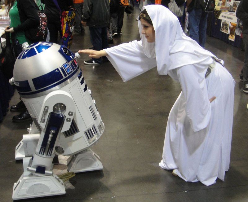 W języku Dine nie było nawet słowa oznaczającego księżniczkę... Cosplaylerka odtwarzająca Leię na WonderComie 2012 dotyka R2-D2 (fot. Doug Kline, The Conmunity - Pop Culture Geek, lic. CC BY 2.0).