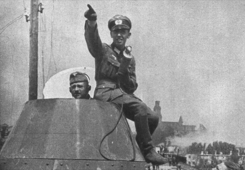 Horst Slesina w czasie relacji radiowej po zajęciu Grodna. Zdjęcie z książki „Żołnierze przeciwko śmierci i diabłu”.