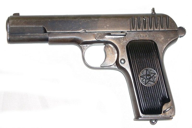 TT-ka. Młodzi "AK-owcy" właśnie tego typu pistoletem grozili sierżantowi Karosowi (fot. KEN, lic. CC BY-SA 3.0).
