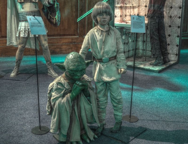 Mistrz Yoda wprowadza młodego Anakina w swe żydowskie interesy? Figurka woskowa na wystawie poświęconej Gwiezdnym Wojnom (fot. Miguel Mendez from Malahide, Ireland, lic. CC BY 2.0, wikimedia commons).