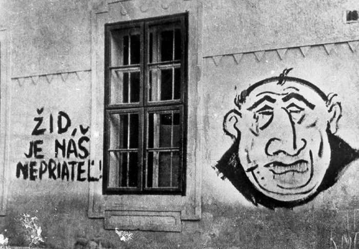 Najbardziej znane zdjęcie antysemickiej propagandy na ścianie budynku przy jednej z bratysławskich ulic. Zdjęcie i podpis pochodzą z książki Andrzeja Krawczyka pod tytułem "Słowacja księdza prezydenta" (SIW Znak 2015).