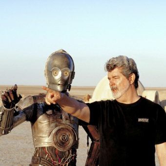 George Lucas wskazuje grającemu C-3PO Anthony'emu Danielsowi drogę. Czyżby do podboju wszechświata? (zdjęcie pochodzi z książki "Gwiezdne Wojny. Jak podbiły wszechświat?") George Lucas wskazuje grającemu C-3PO Anthony'emu Danielsowi drogę. Czyżby do podboju wszechświata? (zdjęcie pochodzi z książki "Gwiezdne Wojny. Jak podbiły wszechświat?")