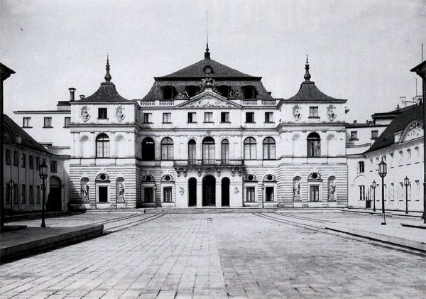 Nieistniejący już pałac Bruhla. Przed wojną tak wyglądała siedziba Ministerstwa Spraw Zagranicznych, a ówczesna dyplomacja działała z rozmachem. Powojenne MSZ miało wysoko zawieszoną poprzeczkę.
