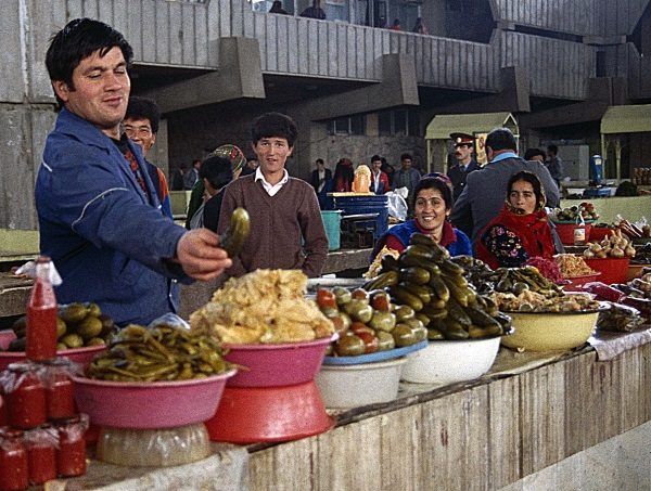 Targ w Aszchabadzie, stolicy Turkiestanu, pełen kolorów i aromatów. Bogactwo tamtejszej kuchni zaprowadziło polskiego wicepremiera na manowce. (zdjęcie opublikowane na licencji CCA SA 4.0, autor Ziegler175)