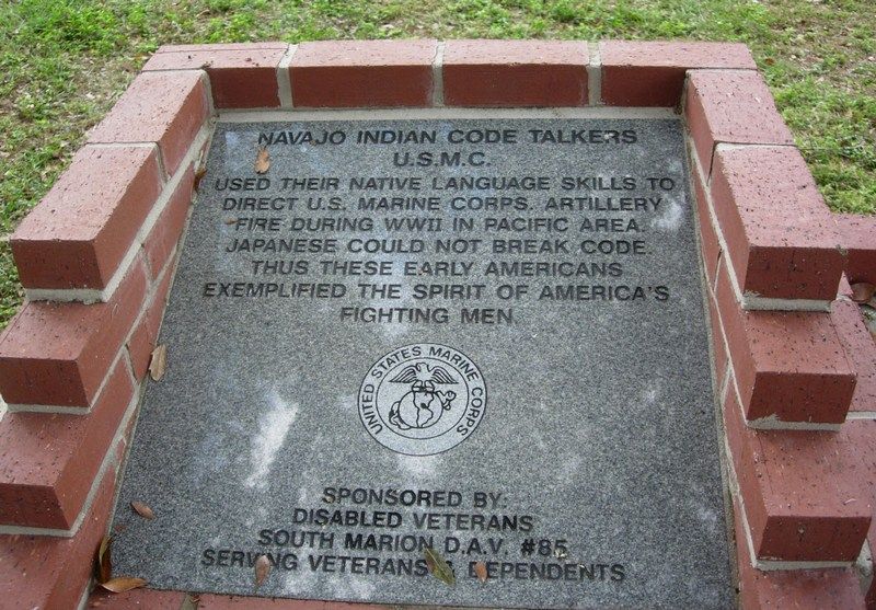 Pamięć o bohaterskich Nawaho trwa... ale ich język umiera (Code Talkers Monument na Florydzie, fot. Mlpearc, lic. CC BY-SA 3.0).