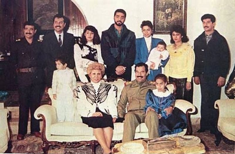 Udajj (stoi w środku), najstarszy syn Saddama Husajna, był prawdziwym alkoholikiem i psychopatą (źródło: domena publiczna).