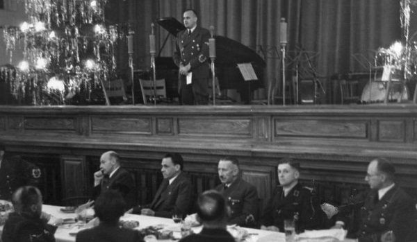 Hans Frank przemawia na gwiazdkowym spotkaniu rządu Generalnej Guberni.