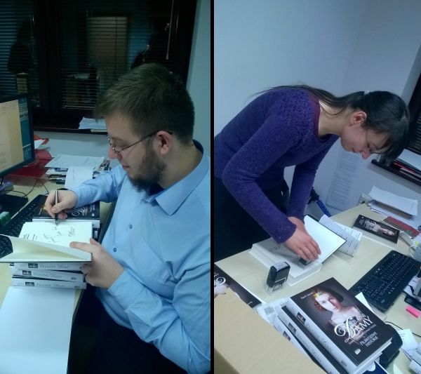 Autor podpisuje, Agnieszka numeruje i tylko matka-założycielka "Ciekawostek historycznych", Ola, zamiast pomóc w pracy, skupia się na pstrykaniu zdjęć...
