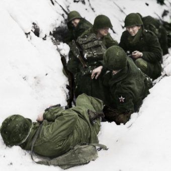 Żołnierze z amerykańskiego 9. Pułku Piechoty kryją się przed niemieckim ostrzałem artyleryjskim. Ardeny, grudzień 1944 roku (źródło: domena publiczna; koloryzacja: Rafał Kuzak). Żołnierze z amerykańskiego 9. Pułku Piechoty kryją się przed niemieckim ostrzałem artyleryjskim. Ardeny, grudzień 1944 roku (źródło: domena publiczna; koloryzacja: Rafał Kuzak).
