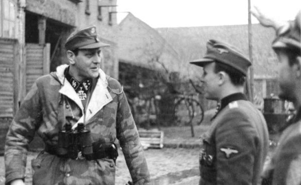 Otto Skorzeny w lutym 1945 roku (fot. Bundesarchiv, Bild 183-R81453 / CC-BY-SA 3.0).