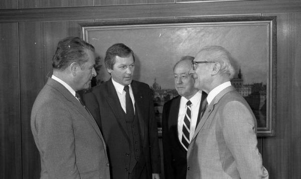 Czesław Kiszczak (pierwszy z lewej) na spotkaniu z przywódcą NRD Erichem Honeckerem. Czy Jaroszewicz posiadał informacje, które mogły zakłócić jego spokojną emeryturę w III RP? (Bundesarchiv, Bild 183-1988-0629-035 / CC-BY-SA 3.0)