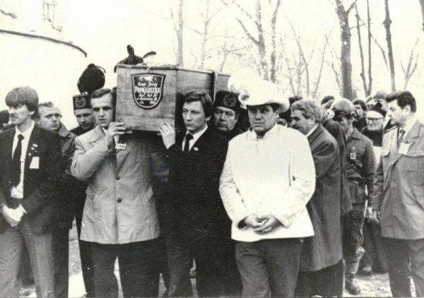 Tak żegnano 3 listopada 1984 roku księdza Popiełuszkę. Czy dwie kobiety zmarły, bo próbowano pociągnąć do odpowiedzialności jego morderców? (fot. Andrzej Iwański, lic. CC BY-SA 3.0).