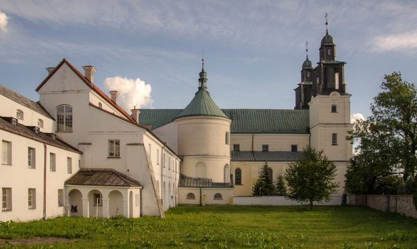 Zespół klasztorny w Gidlach. To tu schronił się Marcin Lubomirski po niepowodzeniach konfederacji barskiej (fot. Sławomir Milejski, lic. CC BY-SA 3.0 pl).