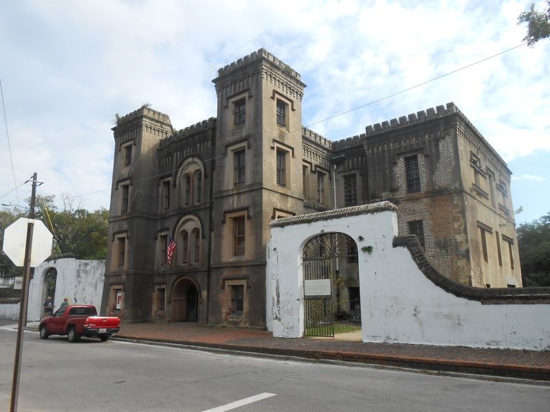 Old City Jail w Charleston - dawniej więzienie, dziś szkoła (fot. ProfReader, lic. CC BY-SA 3.0).