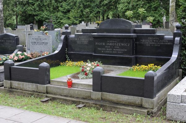 W tym okazałym grobowcu na Powązkach spoczęły ofiary mordu w Aninie (fot. Cezary p, lic. GFDL).
