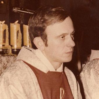 Ofiara KGB? Jerzy Popiełuszko podczas sprawowania mszy (fot. Andrzej Iwański, Europeana i Cyfrowe Archiwum Pamiątek, lic. CC BY-SA 3.0). Ofiara KGB? Jerzy Popiełuszko podczas sprawowania mszy (fot. Andrzej Iwański, Europeana i Cyfrowe Archiwum Pamiątek, lic. CC BY-SA 3.0).