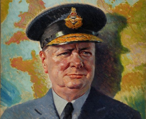 Winston Churchill dumny w mundurze RAF. Może myśli o swoich wyczynach murarskich? (źródło: domena publiczna).