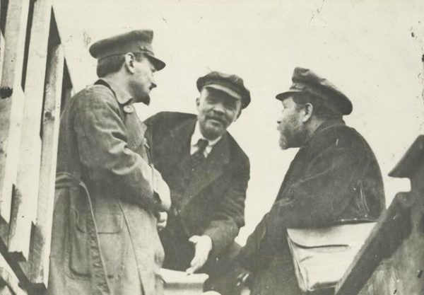 Trocki nawet nie wiedział, w jak wielkim był niebezpieczeństwie... Fotografia z 1919 roku, od lewej: Lew Trocki, Włodzimierz Lenin i Lew Kamieniew (źródło: domena publiczna).v