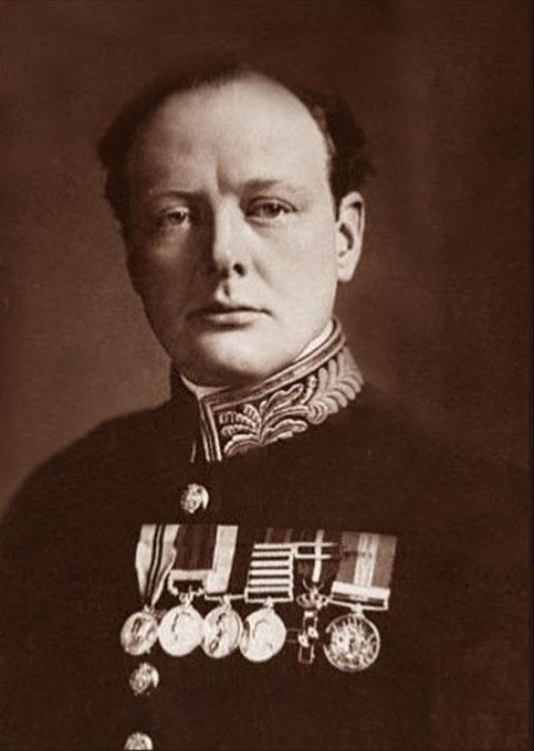 Winston Churchill jako Pierwszy Lord Admiralicji na zdjęciu z 1915 roku (źródło: domena publiczna).