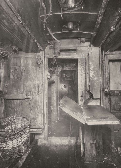 Wnętrze U-boota z okresu I wojny światowej (źródło: domena publiczna).