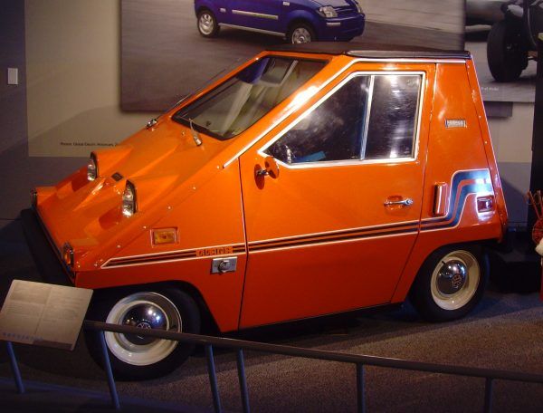 Do samochodów elektrycznych powracano co jakiś czas szczególnie w czasach kryzysów paliwowych. Produkowany w latach 70. XX wieku CitiCar był najpopularniejszym amerykańskim samochodem elektrycznym do czasów Tesli Rodster (fot. Klaus Nahr, CC BY-SA 2.0).