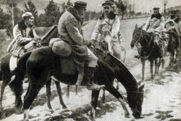 Piłsudski dosiadający Kasztanki jeden z pierwszych razy w życiu. Zdjęcie wykonano na Podhalu w 1914 roku (źródło: domena publiczna).
