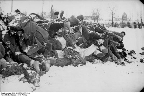 Polegli czerwonoarmiści. Zdjęcie z 1942 roku (źródło: Bundesarchiv; fot. Richard Muck; lic. CC-BY-SA 3.0).