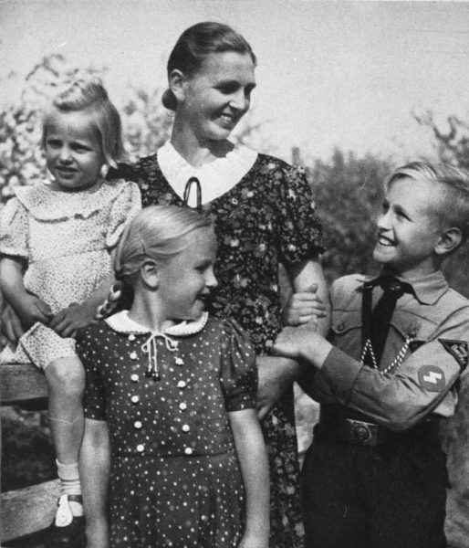 Naziści do pracy w niemieckich fabrykach wybierali Polki "przydatne rasowo". Ewentualne dzieci spłodzone z Niemcami mogły wówczas być wychowywane na małych nadludzi (źródło: Bundesarchiv, lic.: CC BY-SA 3.0 de).