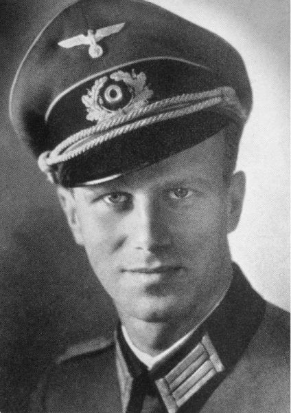 Przystojny Niemiec to nadal Niemiec. Liczył się mundur, a nie ładne oczy. Nawet jeśli, jak widoczny na zdjęciu Werner von Haeften, mężczyzna wcale nie był nazistą z przekonania (źródło: Bundesarchiv, lic.: CC BY-SA 3.0 de).