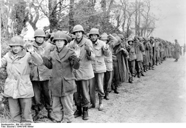 Amerykańscy żołnierze w niemieckiej niewoli, 22 grudnia 1944 r. (fot. Bundesarchiv, Bild 183-J28589 / CC-BY-SA 3.0).