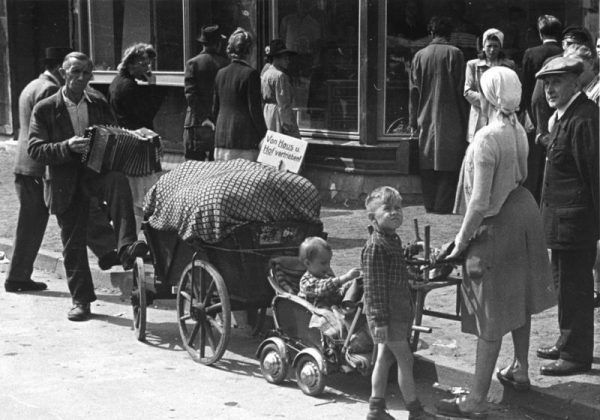 Po wojnie wiele mieszanych par razem z dziećmi uciekło do Niemiec. Dzieci, które zostały w Polsce, czekał ciężki los. Na zdjęciu: Niemcy wypędzeni w 1948 roku (źródło: Bundesarchiv, lic.: CC BY-SA 3.0 de).