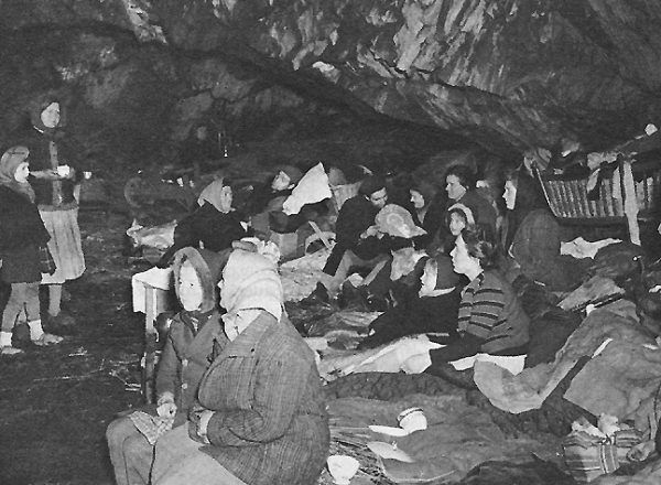 Mieszkańcy belgijskiego Schönberga szukający schronienia w jaskini (fot. ze zbiorów United States Army Center of Military History, domena publiczna).