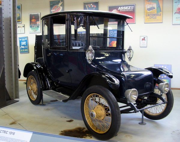 Detroit Electric, samochód elektryczny z 1916 r. (fot. Asterion, CC BY-SA 3.0).