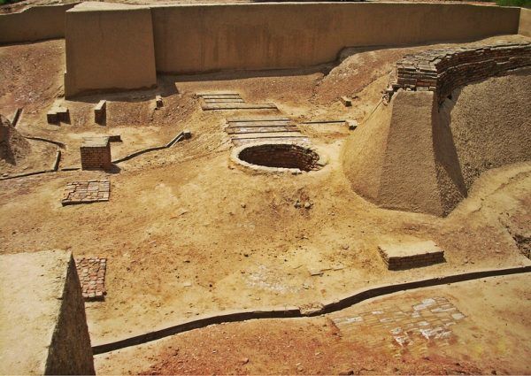 Wychodzi na to, że pod względem sanitarnym więcej dziś łączy nas z Harappańczykami niż z Polakami sprzed 100 lat. Na fotografii: antyczna studnia i prawdopodobnie ruiny łaźni odkryte na stanowisku archeologicznym w Harappie (autor: Hassan Nasir , lic.: CC BY-SA 3.0).