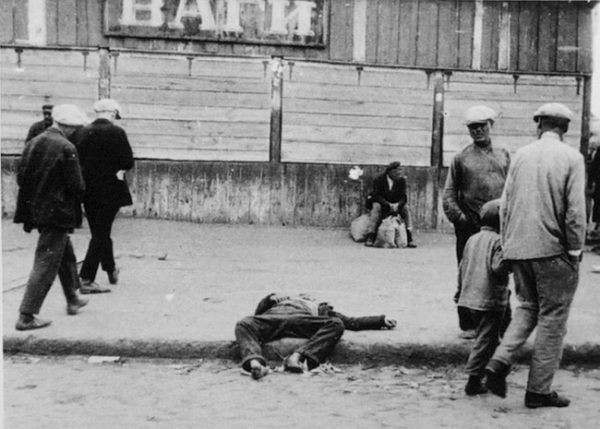 Codzienność w ukraińskim Charkowie w roku 1933 - śmierć głodowa (źródło: domena publiczna).