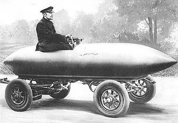La Jamais Contente, pierwszy samochód, który przekroczył barierę 100 km/h. Był napędzany silnikiem elektrycznym (rys. demena publiczna).