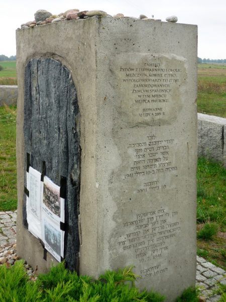 Pogromy sąsiedzkie zdarzały się nie tylko w Jedwabnem. Na zdjęciu pomnik, napis na którym głosi: "Pamięci Żydów z Jedwabnego i okolic, mężczyzn, kobiet i dzieci, współgospodarzy tej ziemi, zamordowanych żywcem spalonych w tym miejscu w lipcu 1941 roku" (autor: Fczarnowski, licencja : CC BY-SA 3.0)