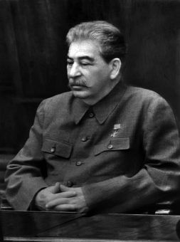 Staruszek ożywiał się przy nastoletnich dziewczynach (fot. z książki Olega Khlevniuka, "Stalin. Nowa biografia").